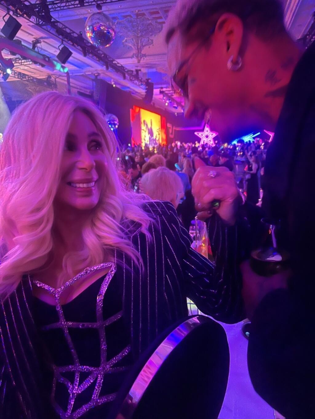 Cher a Alexander na silvestrovskej párty. Speváčka predviedla diamantový prsteň.