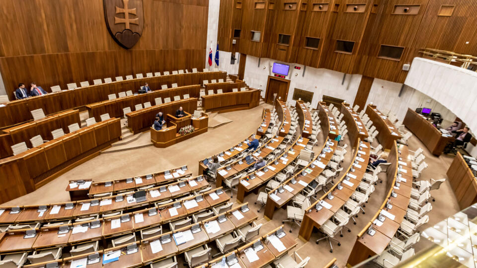 Na snímke prázdny parlament počas 78. schôdze NRSR.