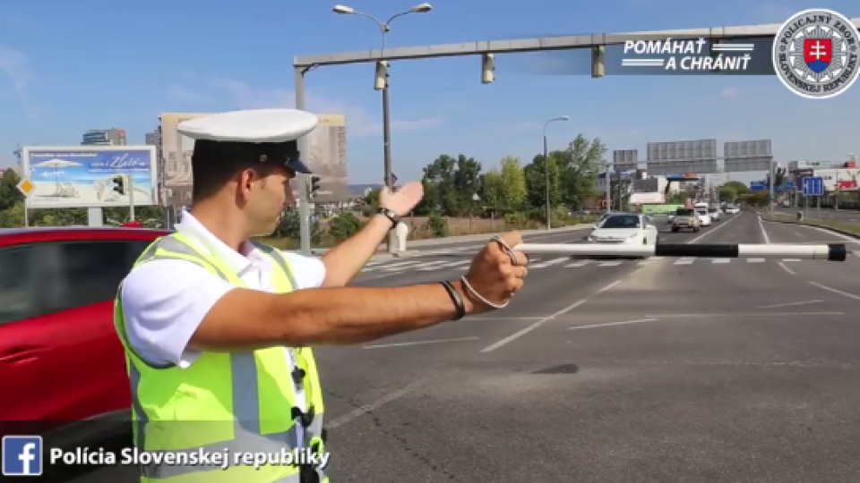 Ovládať signály policajta je v premávke veľmi dôležité.
