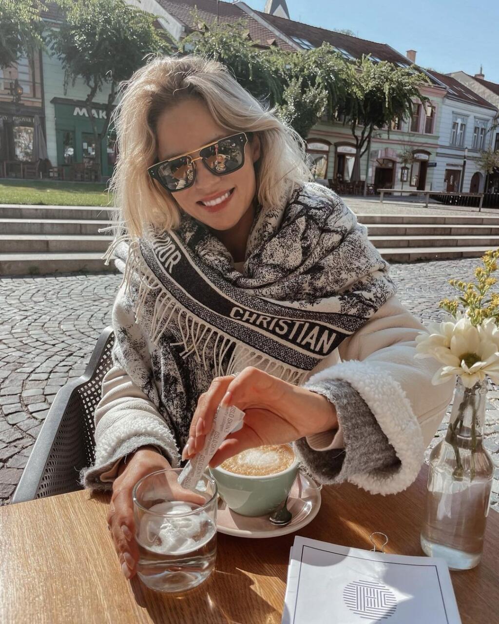 Ivana Gáborík a jej tip, ako nosiť veľkú šatku. Prehodila si ju cez kožušinovú leteckú bundu a vyzerá to fantasticky!