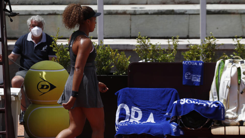 KK46 Rím - Japonská tenistka Naomi Osaková hádže raketou počas zápasu proti Američanke Jessice Pegulovej v 2. kole dvojhry na tenisovom turnaji WTA v Ríme 12. mája 2021. FOTO TASR/AP
Naomi Osaka of Japan throws her racket as she reacts after losing a point against Jessica Pegula of the United States during their match at the Italian Open tennis tournament, in Rome, Wednesday, May 12, 2021. Osaka lost against Pegula 7-6, 6-2. (AP Photo/Alessandra Tarantino)