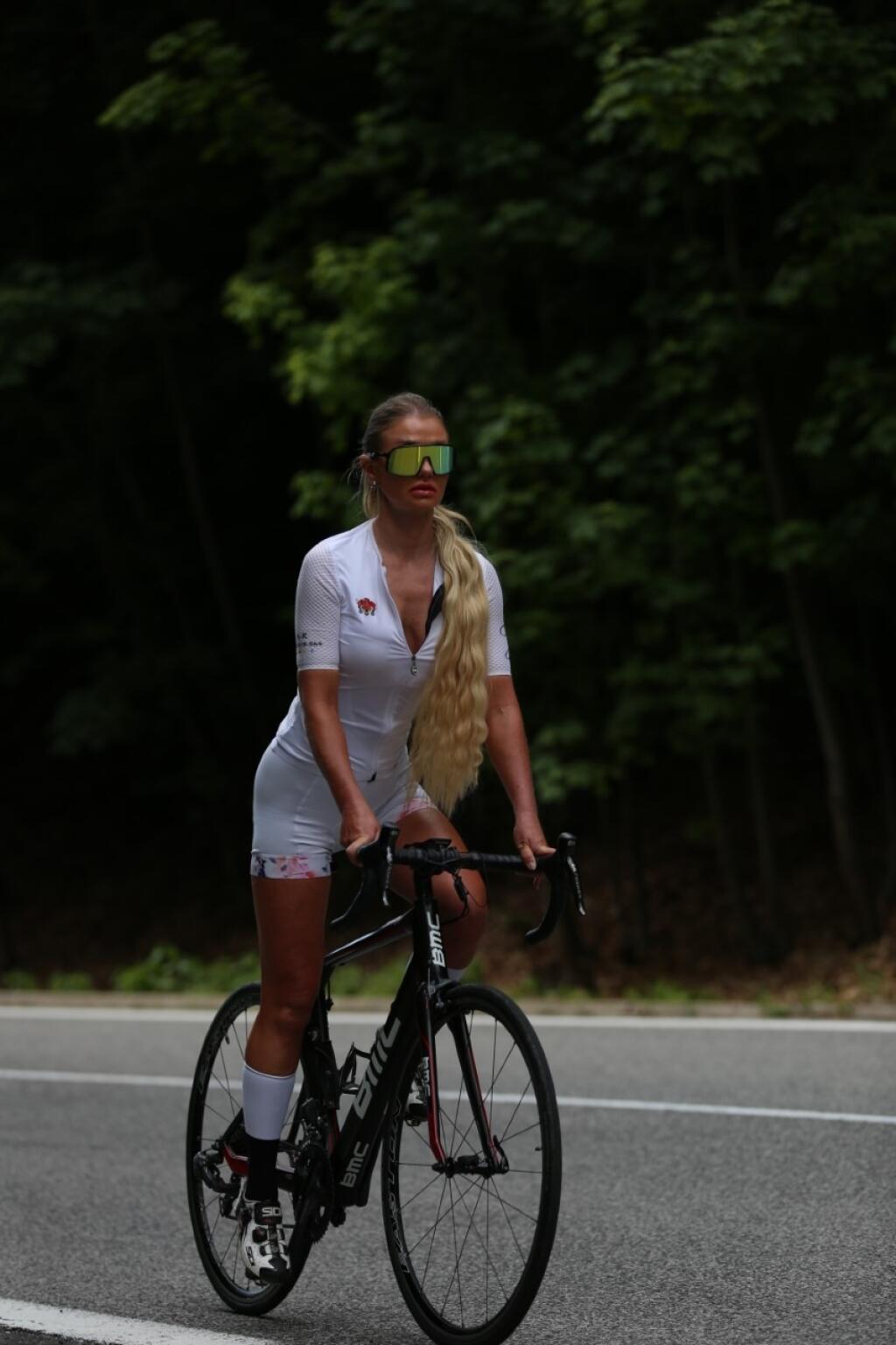 Prekrásna blondínka na bicykli vás zaručene dostane do varu.
