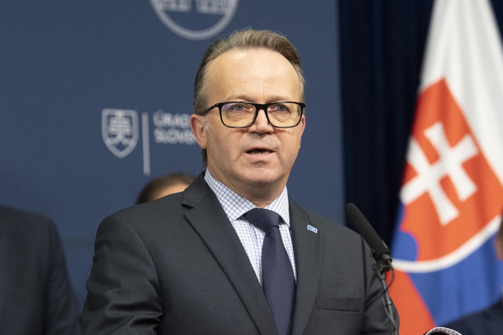 Na snímke prezident Republikovej únie zamestnávateľov (RÚZ) Miroslav Kiraľvarga počas tlačovej konferencie po mimoriadnom plenárnom zasadnutí  Hospodárskej a sociálnej rady (HSR) SR v Bratislave 24. októbra 2022. FOTO TASR - Pavel Neubauer 