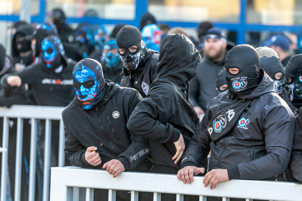 Trnavská polícia sa naďalej intenzívne zaoberá výtržnosťami fanúšikov v zápase 11. kola Fortuna ligy medzi Spartakom Trnava a Slovanom Bratislava z polovice októbra.