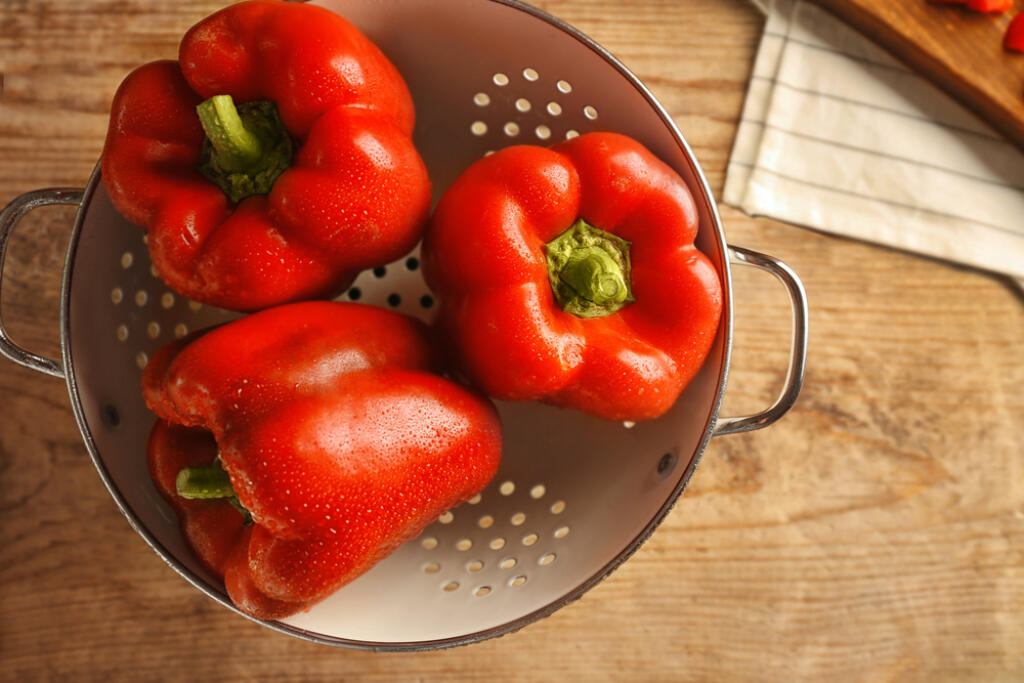 Táto sladká zelenina vám dodá dennú dávku vitamínu A, trojnásobok dennej dávky vitamínu C a iba 30 kalórií. Je vynikajúcou voľbou pre zdravé imunitné funkcie a žiarivú pokožku. Ich vysoká koncentrácia vitamínu C pomáha chrániť pred infekciou. Konzumujte papriku surovú, ale môžete aj varenú, získate tak z nej vitamín B6, vitamín E a kyselinu listovú.