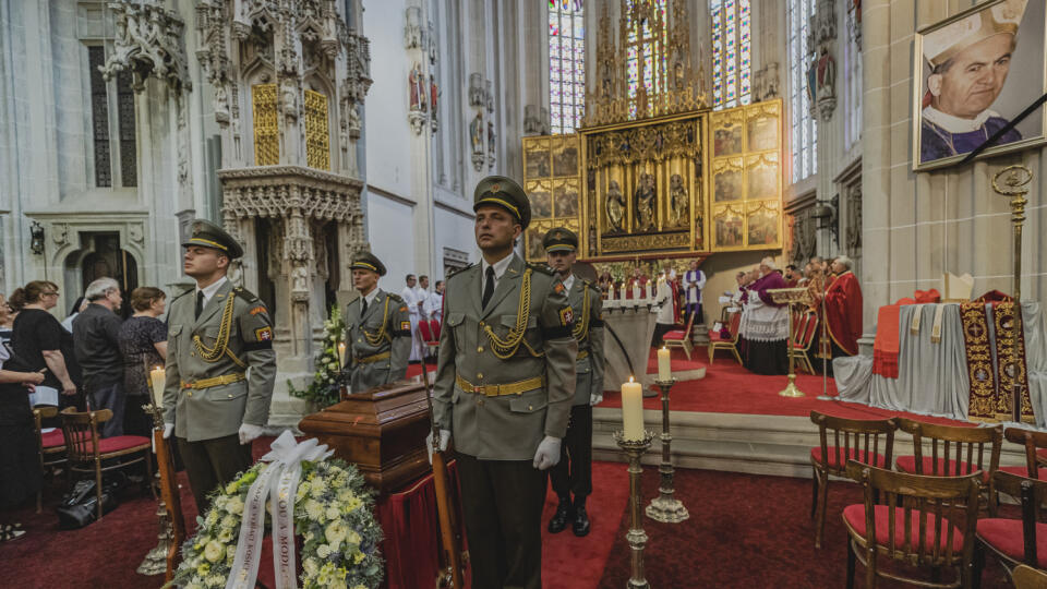 Panychídu za zosnulého kardinála Jozefa Tomka viedli v Dóme sv. Alžbety po skončení vešperov gréckokatolícky biskup, prvý bratislavský eparcha a apoštolský administrátor prešovskej archieparchie Vladyka Peter Rusnák a gréckokatolícky arcibiskup a eparchiálny biskup Košickej eparchie Cyril Vasiľ.