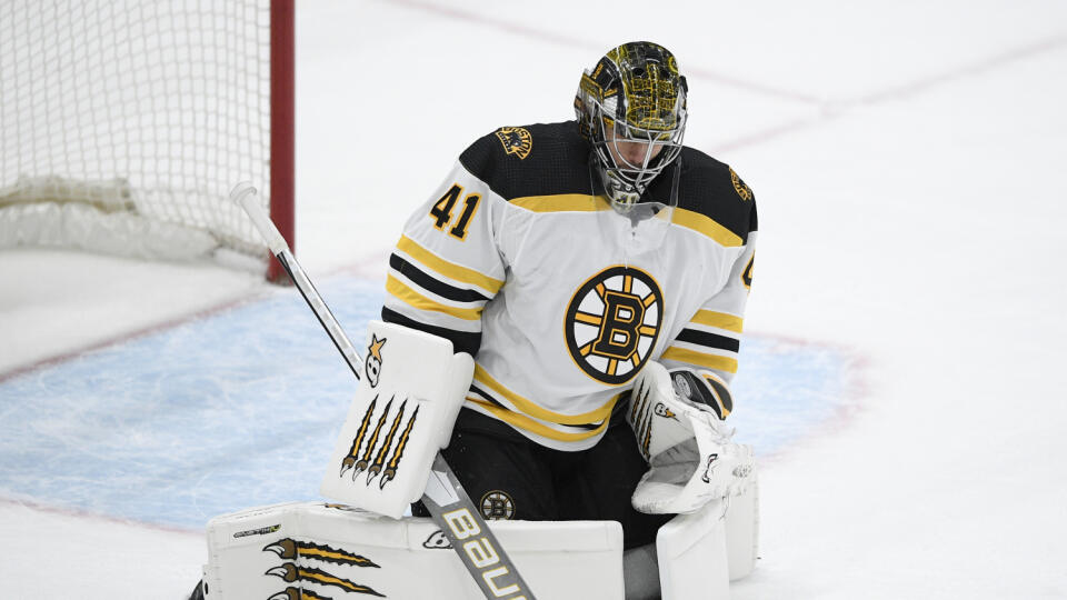 EBE 5 Washington - Na snímke slovenský brankár Bostonu Jaroslav Halák vykryl 23 z 26 striel v zápase hokejovej NHL Washington Capitals - Boston Bruins v noci na 2. februára 2021. FOTO TASR/AP
Boston Bruins goaltender Jaroslav Halak (41) stops the puck during the first period of an NHL hockey game against the Washington Capitals, Monday, Feb. 1, 2021, in Washington. (AP Photo/Nick Wass)