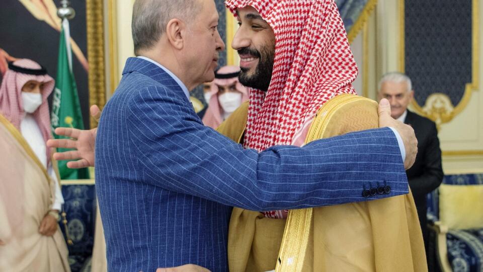 Turecký prezident Recep Tayyip Erdogan (vľavo) a saudskoarabský korunný princ Muhammad bin Salmán sa objímajú počas stretnutia v Džidde v Saudskej Arábii vo štvrtok 28. apríla 2022.