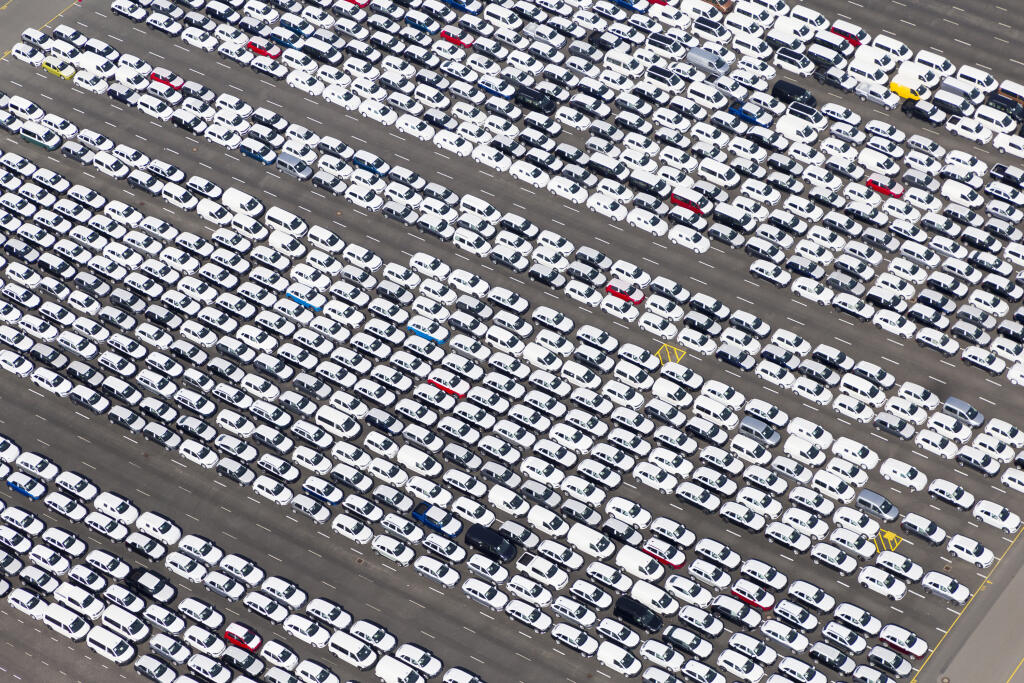 WA 15 archív Emden - Na archívnej snímke z 8. apríla 2020 nové autá nemeckej automobilky Volkswagen sú na parkovisku továrne v nemeckom meste Emden. Volkswagen vo štvrtok oznámil, že nesplní svoje celoročné ciele. Dôvodom je pandémia nového koronavírusu, ktorá spôsobila výrazný pokles tržieb aj zisku v 1. kvartáli. FOTO TASR/DPA

ARCHIV - 08.04.2020, Niedersachsen, Emden: Blick auf die fertig produzierten Fahrzeuge, die auf einem großen Parkplatz vor dem Volkswagenwerk auf die Verschiffung warte