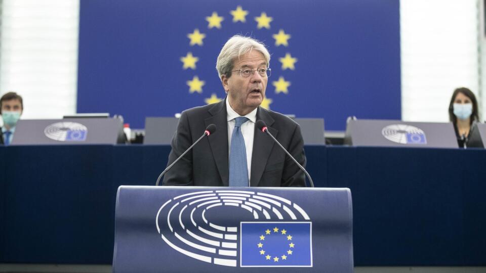 KK15 Štrasburg - Eurokomisár pre hospodárstvo Paolo Gentiloni hovorí o dokumentoch označovaných ako Pandora Papers a dôsledkoch úsilia v boji proti praniu špinavých peňazí, daňovým únikom a vyhýbaniu sa daňovým povinnostiam počas plenárneho zasadnutia Európskeho parlamentu v Štrasburgu v stredu 6. októbra 2021. FOTO TASR/AP
European Commissioner for Economy Paolo Gentiloni delivers his speech about the pandoras papers and the implications on the efforts to combat money Laundering, tax evasion