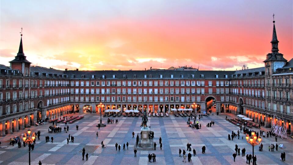 Grandiózne námestie Plaza Mayor s vyše dvomi stovkami uniformných balkónov.