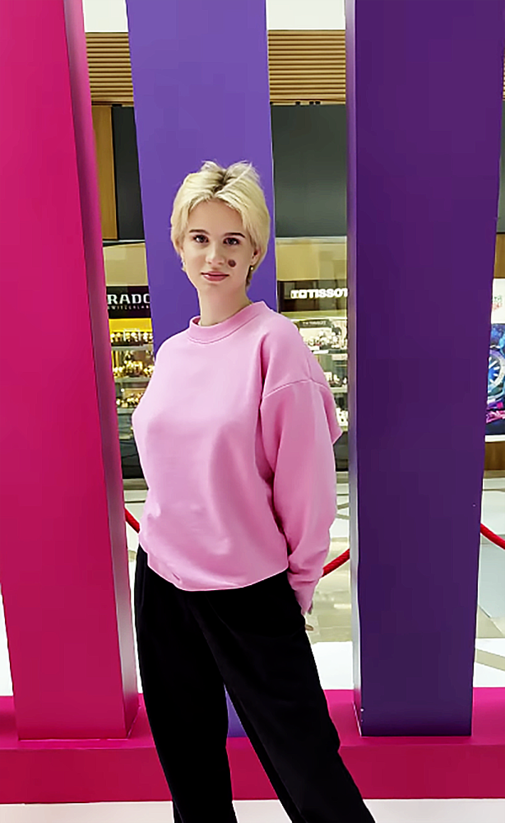 Emma vo videu propaguje myšlienku sebaprijatia a akceptácie inakosti.