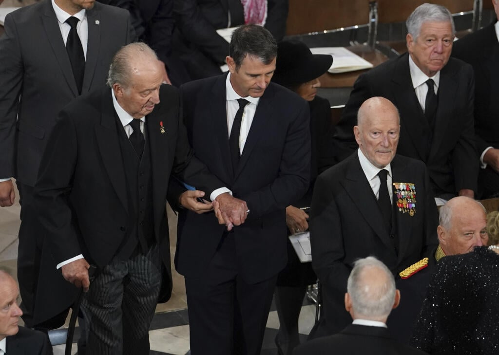 Bývalý španielsky kráľ Juan Carlos (vľavo) prichádza na štátny pohreb britskej kráľovnej Alžbety II. do Westminsterského opátstva v Londýne v pondelok 19. septembra 2022. FOTO TASR/AP