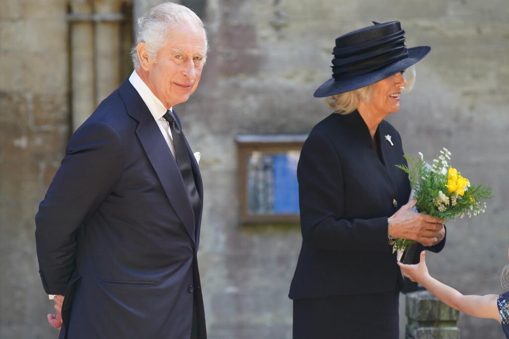 Britský kráľ Karol III. (vľavo) a Camilla, kráľovná manželka odchádzajú z katedrály Llandaff po bohoslužbe a modlitbe pre zosnulú britskú kráľovnú Alžbetu II. v Cardiffe vo Walese 16. septembra 2022.