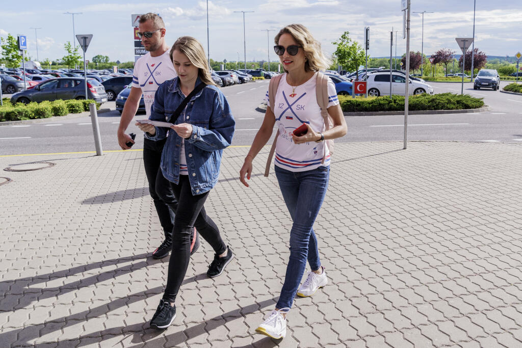 Na snímke Marián Gáborik a Ivana Surovcová počas dobročinnej akcie v košikom nákupnom centre. Dvojica pricestovala podporiť predaj tričiek, výťažok z ktorého putuje do nadácie Mariána Gáborika.