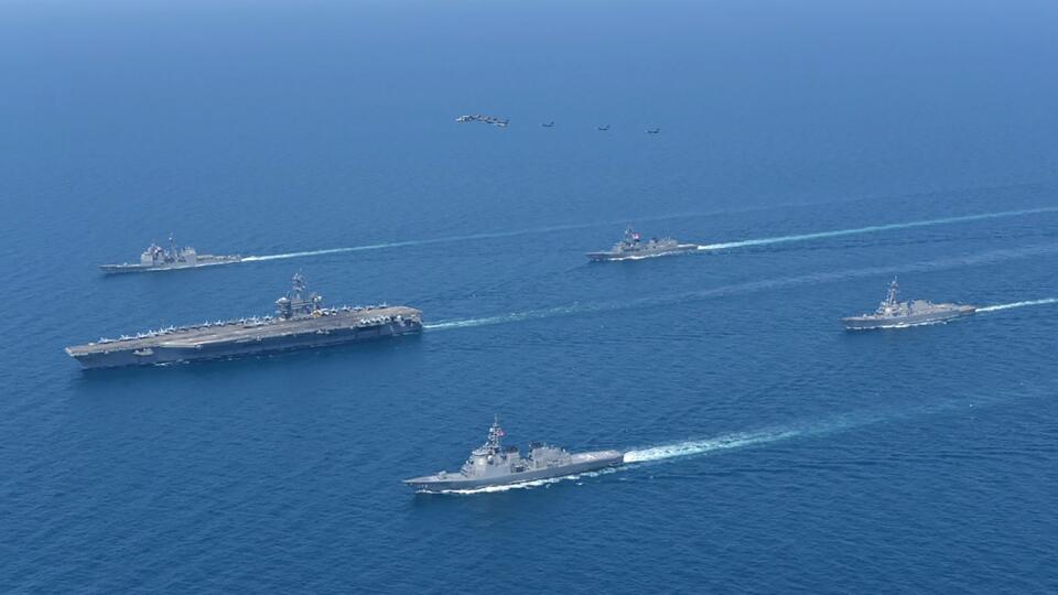 JB 55 Japonské more - Americká bojová lietadlová loď USS Abraham Lincoln (vľavo) a japonská loď JS Kongo (vpredu) sa plavia vo formácii počas spoločného vojenského cvičenia v Japonskom mori 12. apríla 2022. Úderná skupina americkej lietadlovej lode USS Abraham Lincoln sa zúčastňuje na vojenských cvičeniach spolu s japonskými silami vo vodách pri Kórejskom polostrove. Uviedol to nemenovaný predstaviteľ amerického rezortu obrany. V utorok o tom informuje TASR podľa správy agentúry Reuters. Japonsk