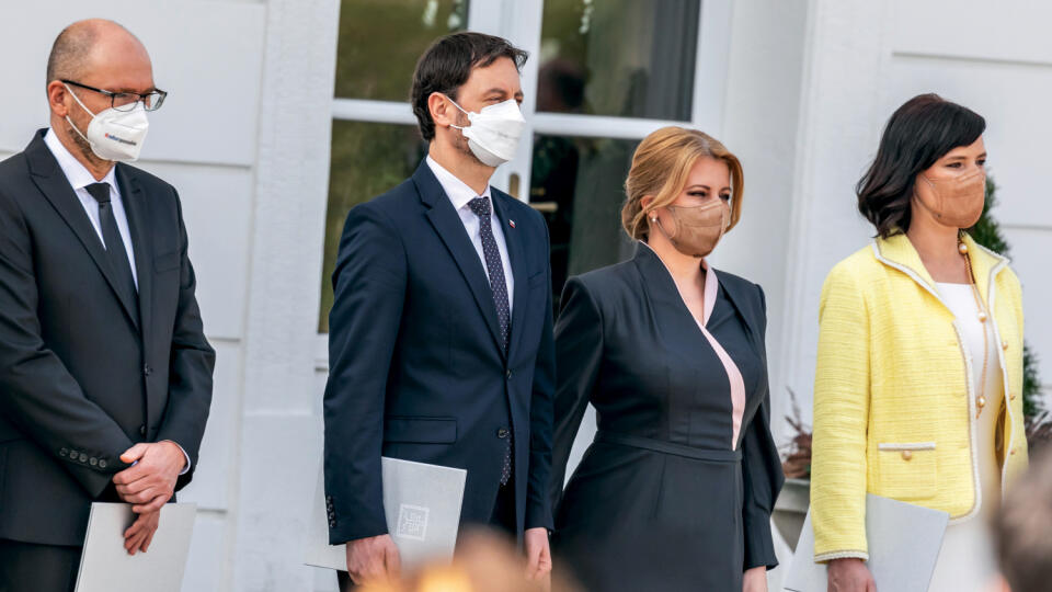 POLITIKA: FOTOTERMÍN VLÁDA A PRESUN NA ÚV