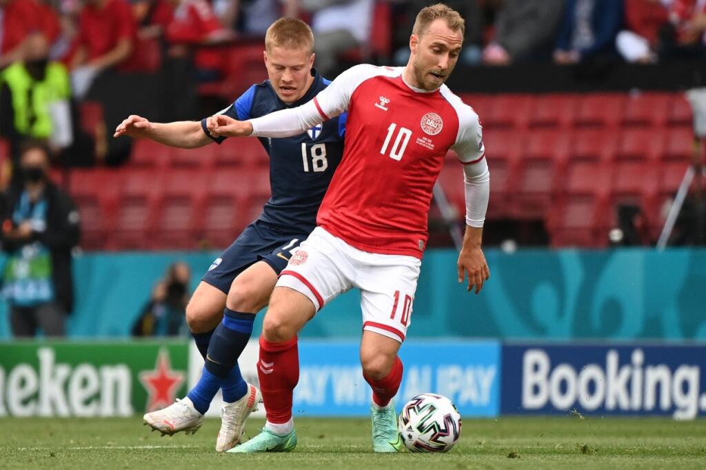 Dánsky záložník Christian Eriksen v súboji s fínskym obrancom Jere Uronenom.