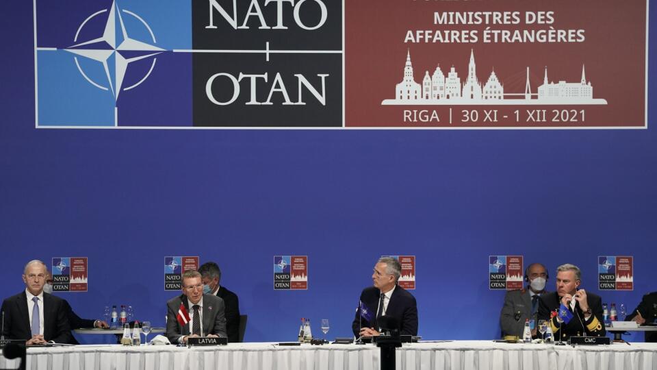JB 19 Riga - Generálny tajomník NATO Jens Stoltenberg (druhý sprava), lotyšský minister zahraničných vecí Edgars Rinkevics (druhý zľava), predseda vojenského výboru NATO admirál Rob Bauer (vpravo) a námestník generálneho tajomníka NATO Mircea Geoana na otvorení zasadnutia Severoatlantickej rady (NAC) na úrovni ministrov zahraničných vecí, ktorému predsedá, v Rige 30. novembra 2021. FOTO TASR/AP
NATO Secretary General Jens Stoltenberg, second right, Minister of Foreign Affairs of Latvia Edgars R