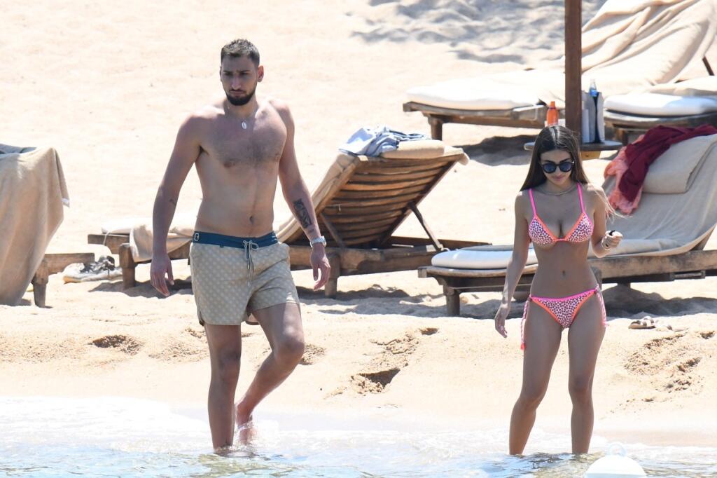 Donnarumma si užíva na dovolenke na Sardínii, spoločnosť mu robí sexi priateľka Alessia.