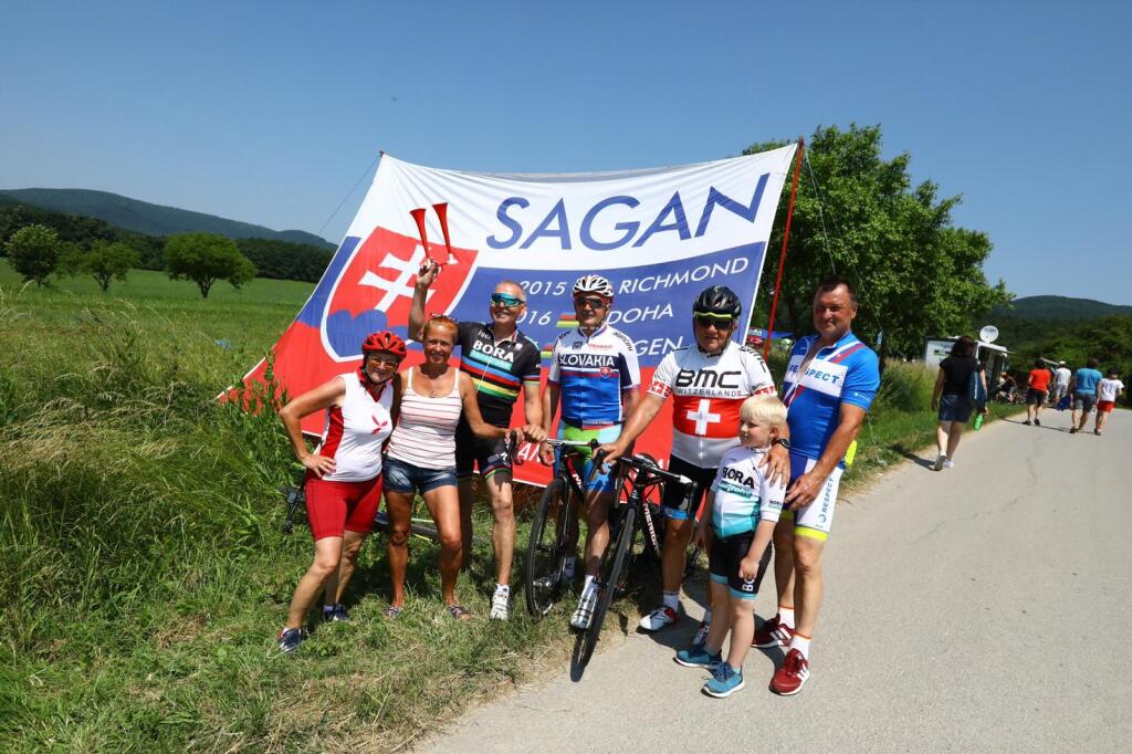 Takto to vyzeralo na majstrovstvách Česka a Slovenska v cyklistike. Nechýbala tradičná vlajka, ktorou fanúšikovia prišli podporiť Sagana.
