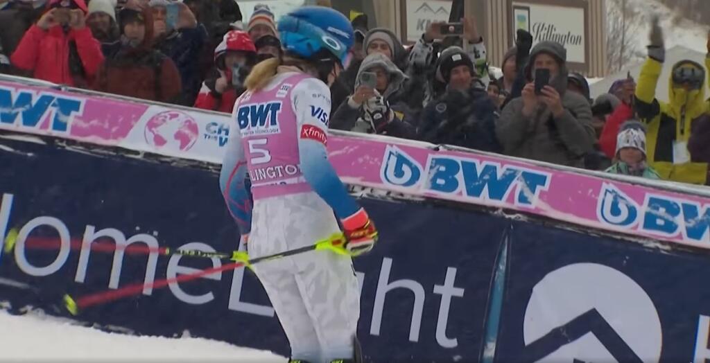 Bezprostredne po dojazde do cieľa 2. kola sa Shiffrinová pobrala za domácimi fanúšikmi a vyhecovala ich k mohutnému skandovaniu. To slovenská lyžiarka Petra Vlhová určite počula až na štarte.
