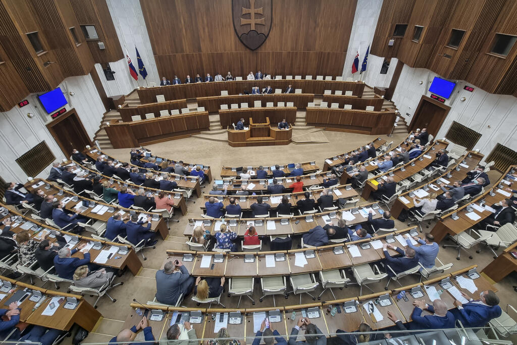 Na snímke poslanci hlasujú o novele zákona roka o navýšení štátneho rozpočtu 28. mája 2021 v Bratislave. Podporilo ju 79 zo 127 prítomných poslancov. Novelu prerokovala Národná rada SR v zrýchlenom režime. FOTO TASR - Pavel Neubauer