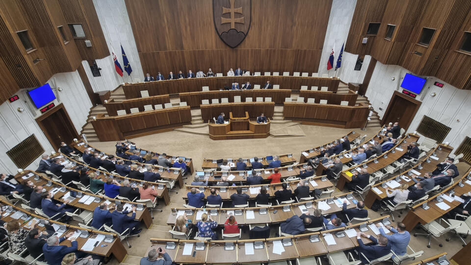 Na snímke poslanci hlasujú o novele zákona roka o navýšení štátneho rozpočtu 28. mája 2021 v Bratislave. Podporilo ju 79 zo 127 prítomných poslancov. Novelu prerokovala Národná rada SR v zrýchlenom režime. FOTO TASR - Pavel Neubauer
