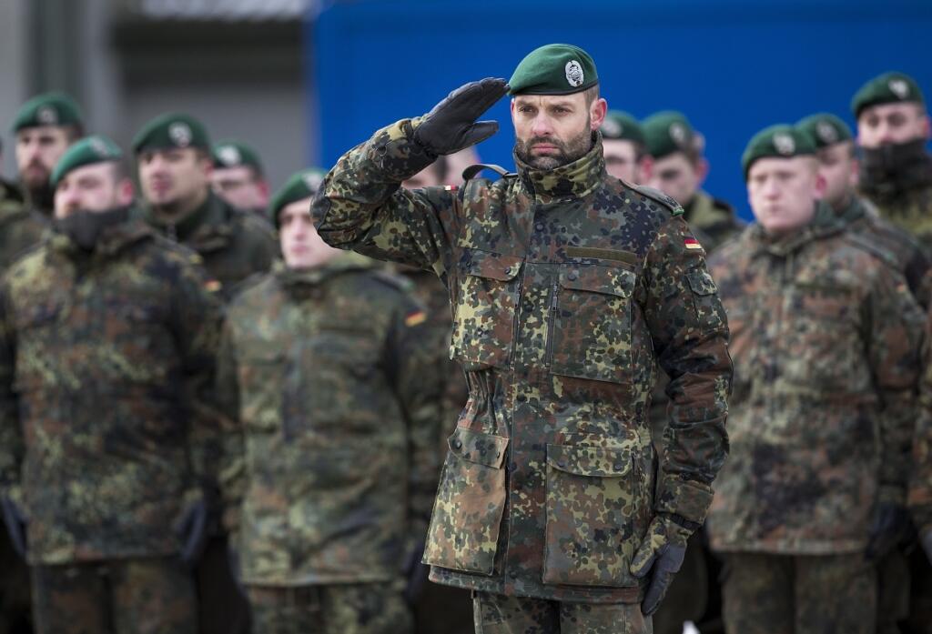Príslušníci 122. pešieho práporu 12. mechanizovanej pešej brigády nemeckého Bundeswehru počas privítacieho ceremoniálu veliteľského centra NATO na vojenskej základni Rukla