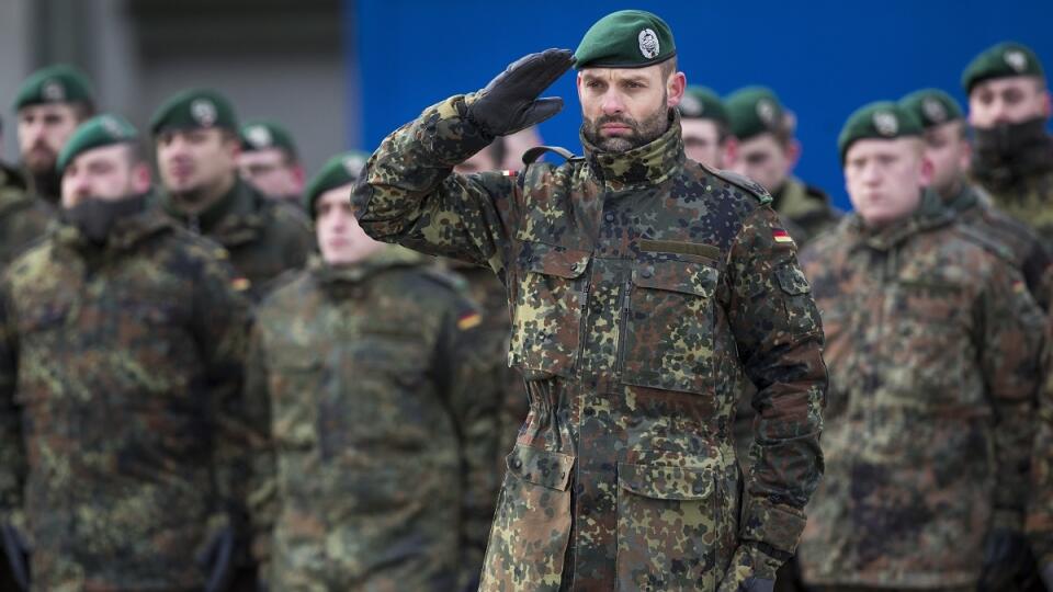 Príslušníci 122. pešieho práporu 12. mechanizovanej pešej brigády nemeckého Bundeswehru počas privítacieho ceremoniálu veliteľského centra NATO na vojenskej základni Rukla