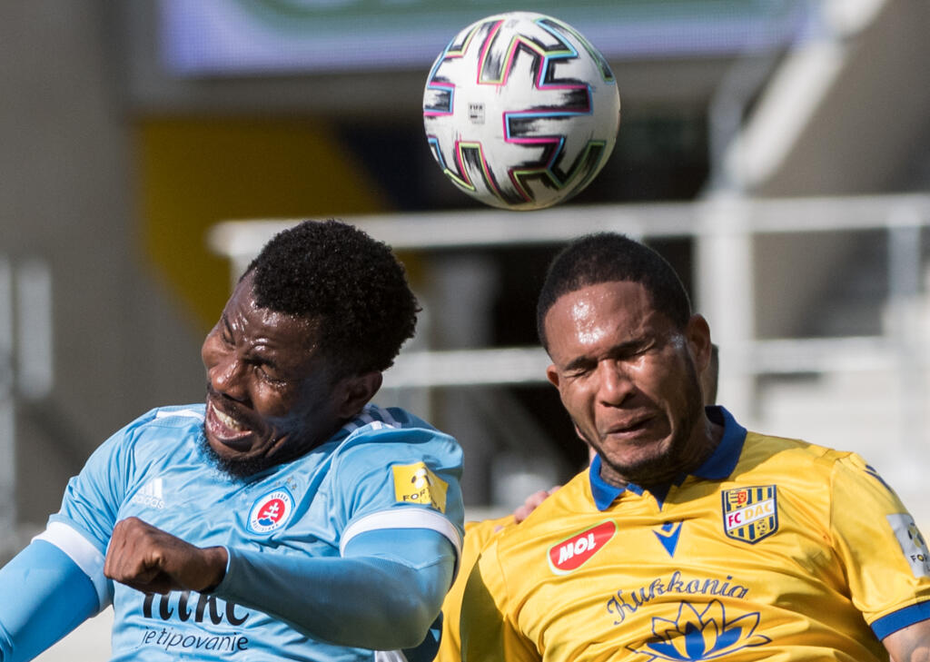Na snímke vpravo Eric Javier Davis Grajales (DAC) a vľavo Ezekiel Isoken Henty (Slovan) v hlavičkovom súboji o loptu počas zápasu 4. kola nadstavbovej časti Fortuna ligy v skupine o titul FC DAC 1904 Dunajská Streda - ŠK Slovan Bratislava v Dunajskej Strede v nedeľu 11. apríla 2021. FOTO TASR - Martin Baumann