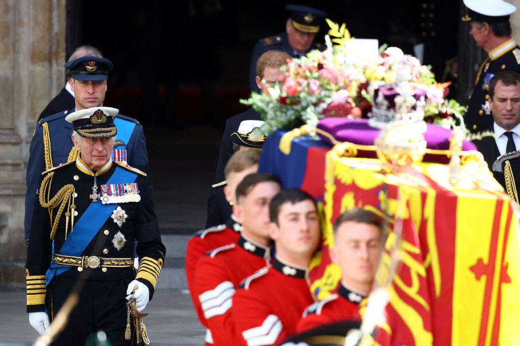 Sprievod vynáša rakvu kráľovnej Alžbety II. z Westminsterského opátstva.