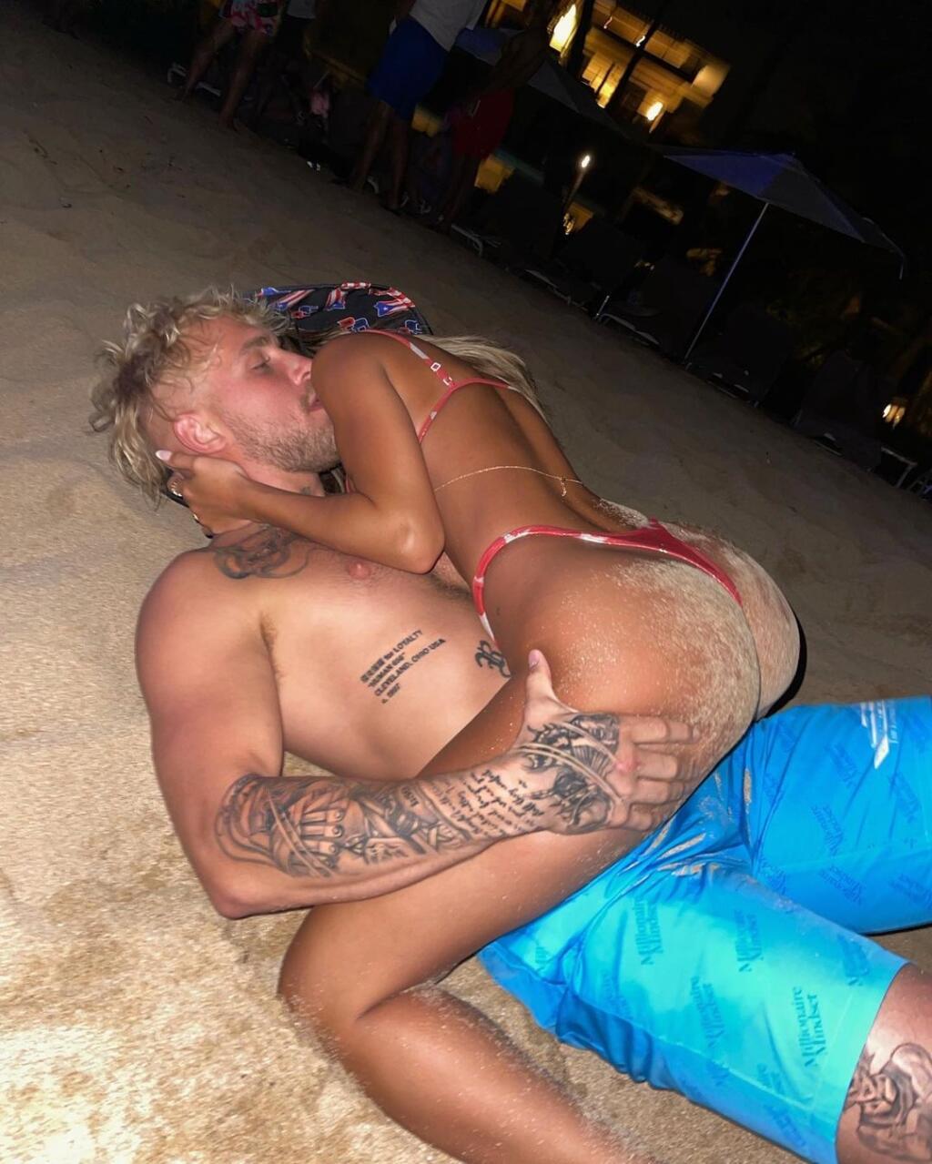 Julia pravidelne potvrdzuje, že s vyzliekaním nemá žiaden problém. Na instagrame pravidelne odhalí svoje krivky a rada aj pritvrdí. Jej priateľ Jake jej v tom ochotne asistuje.