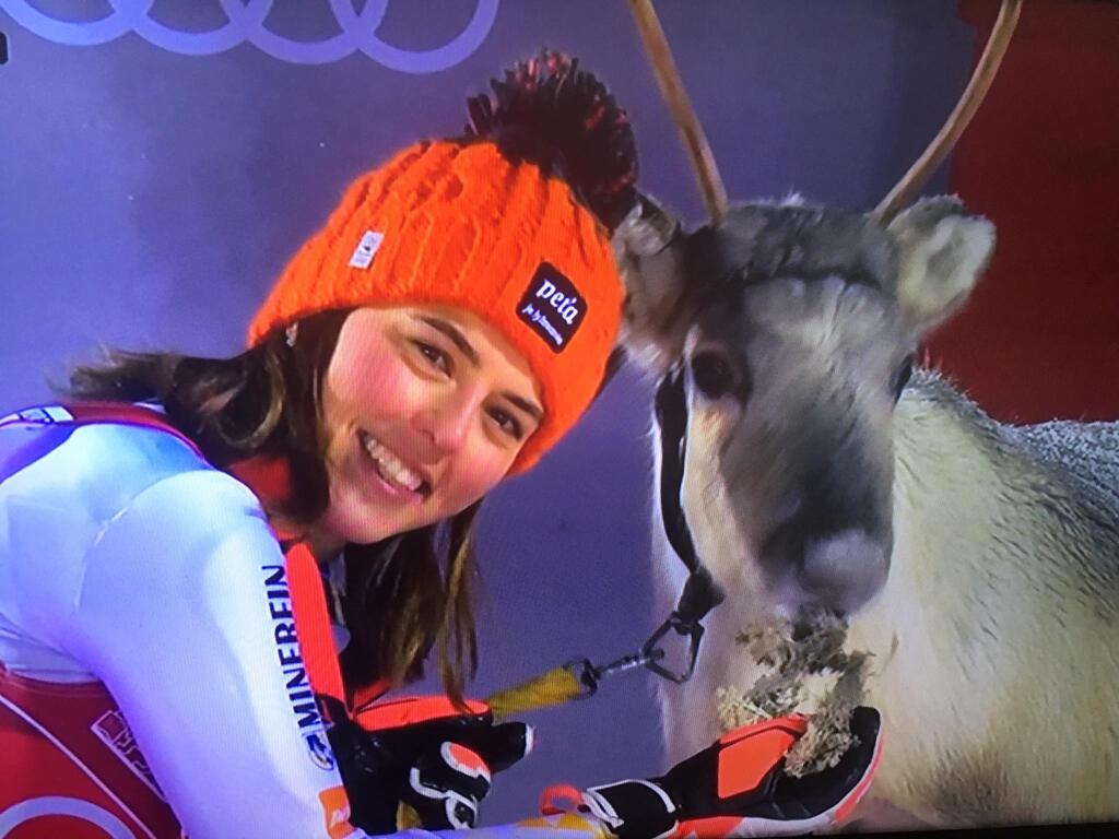 Vlhová triumfom v nedeľnom slalome získala svojho piateho soba. Síce pre neho zatiaľ nemá meno, ale ako víťazka ho tradične po pretekoch nakŕmila.