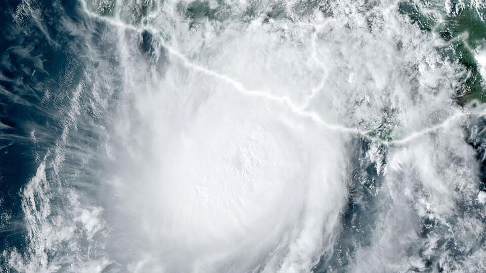 Tropická búrka Otis zosilnela na extrémne nebezpečný hurikán piatej kategórie.