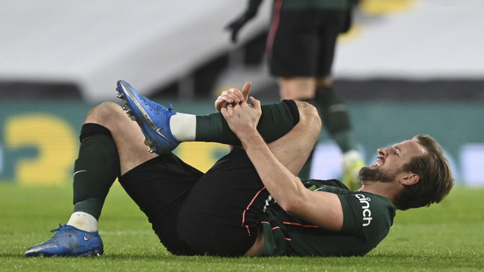 WA 44 Londýn - Futbalista Tottenhamu Harry Kane leží na trávniku v predohrávke zápasu 33. kola anglickej Premier League FC Fulham - Tottenham Hotspur v Londýne vo štvrtok 4. marca 2021. FOTO TASR/AP
Tottenham's Harry Kane lays on the ground during the English Premier League soccer match between Fulham v Tottenham Hotspur at the Craven Cottage stadium in London, Thursday, March 4, 2021. (Neil Hall/Pool via AP)