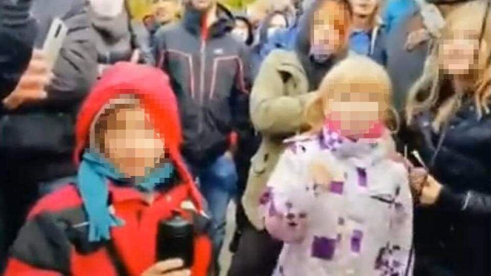 Deti aj dospelých z vulgárneho VIDEA sa už polícii podarilo identifikovať.