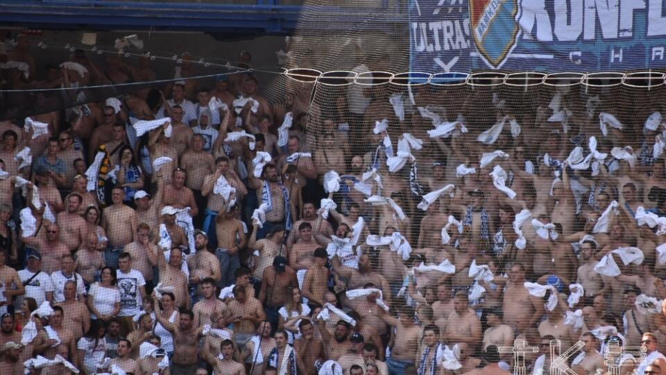 Fanúšikovia českého futbalového klubu Baník Ostrava neuniesli prehru na ihrisku Sparty Praha (0:2) a priamo na štadióne spôsobili výtržnosti. Ich následkom bolo šesť zranených a 28 zatknutých osôb.