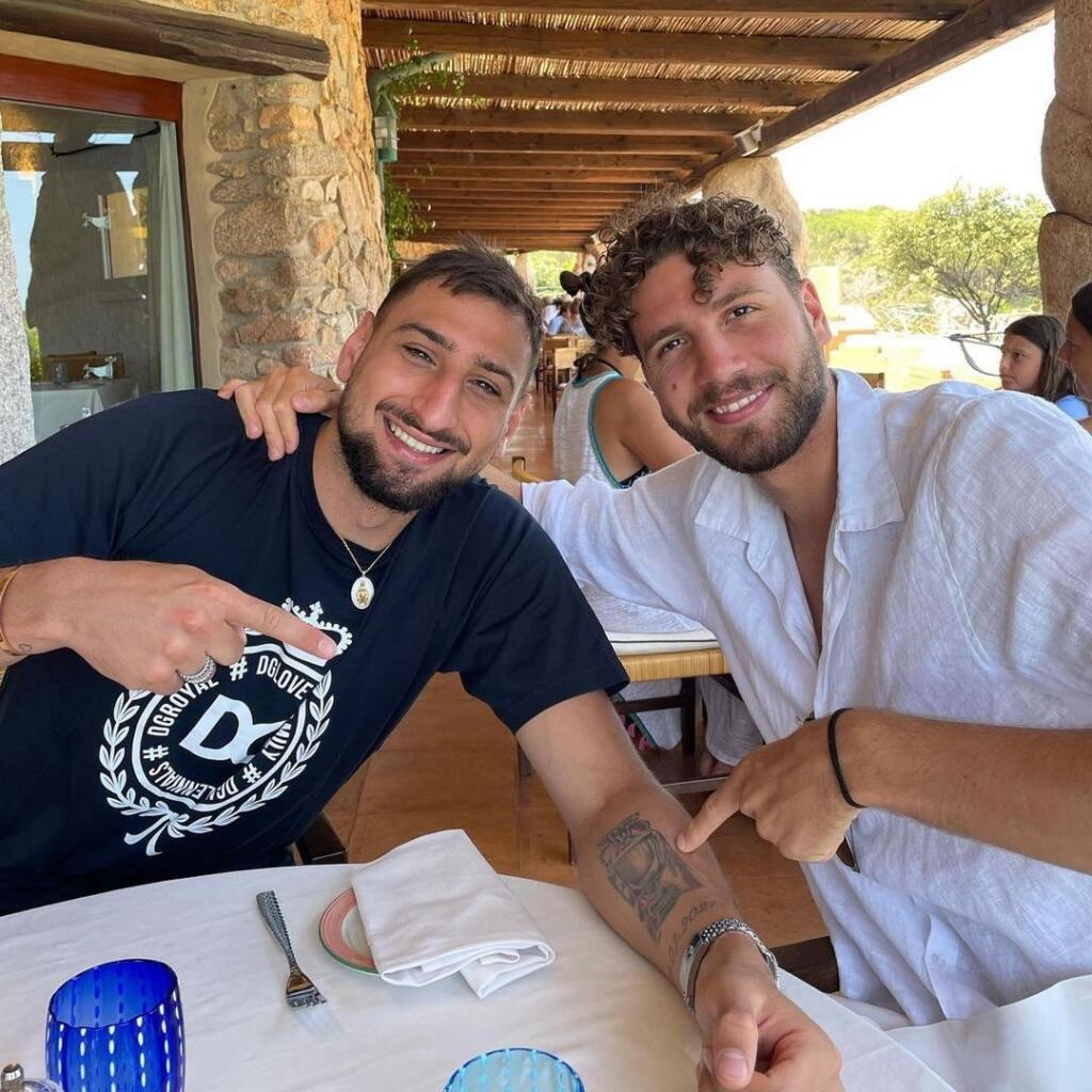 Donnarumma si užíva na dovolenke na Sardínii, spoločnosť mu robí sexi priateľka Alessia, ale aj reprezentačný spoluhráč Locatelli s jeho priateľkou.