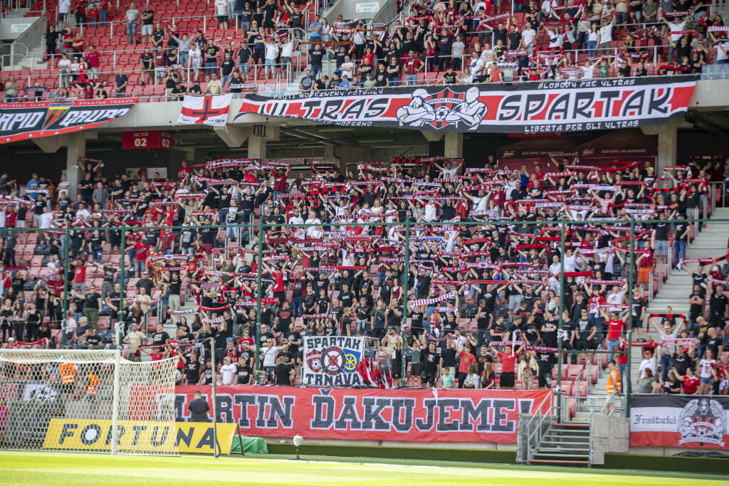 Pri schádzaní z ihriska evidentne lomcovali Martinom Škrtelom obrovské emócie. Potlesk z tribún neustával, futbalista potlesk fanúšikom opätoval a urobil symbolický okruh okolo tribún.