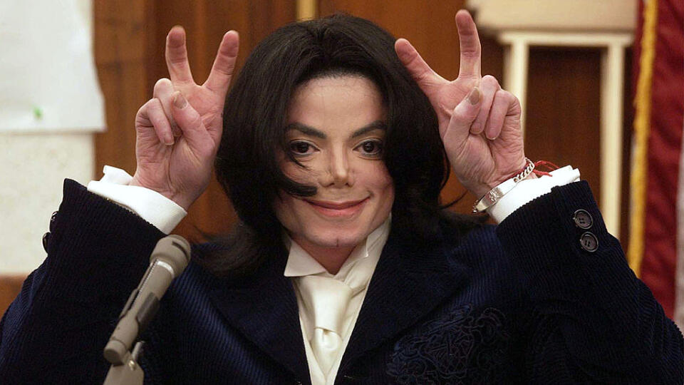 Po niekoľkých plastikách, predovšetkým nosa, sa Janet veľmi nápadne začína podobať svojmu slávnemu bratovi Michaelovi Jacksonovi . Rovnako ako on si aj Janet Jacksonová necháva nos zmenšovať.