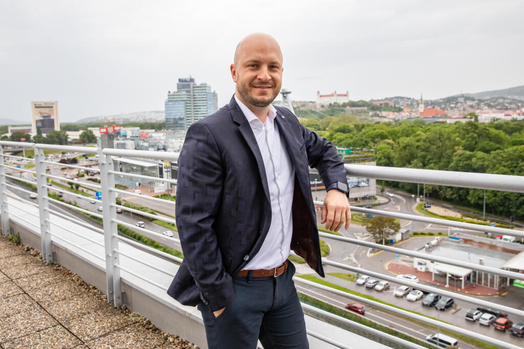 Na fotke je Radoslav Červenec z firmy Brokeria.