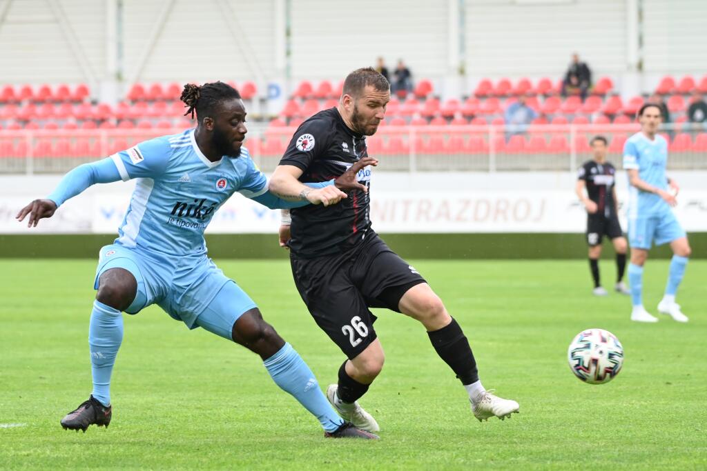 Na snímke vpravo Tomáš Ďubek a hráč Slovana Myenty Abena počas zápasu 9. kola nadstavbovej časti Fortuna ligy skupiny o titul medzi FC ViOn Zlaté Moravce - ŠK Slovan Bratislava v sobotu 15. mája 2021 v Zlatých Moravciach. FOTO TASR - Lukáš Grinaj