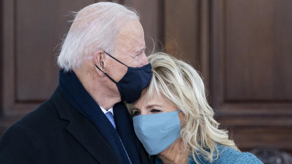 Biden nechal na počesť obetiam zvesiť vlajky na pol žrde.