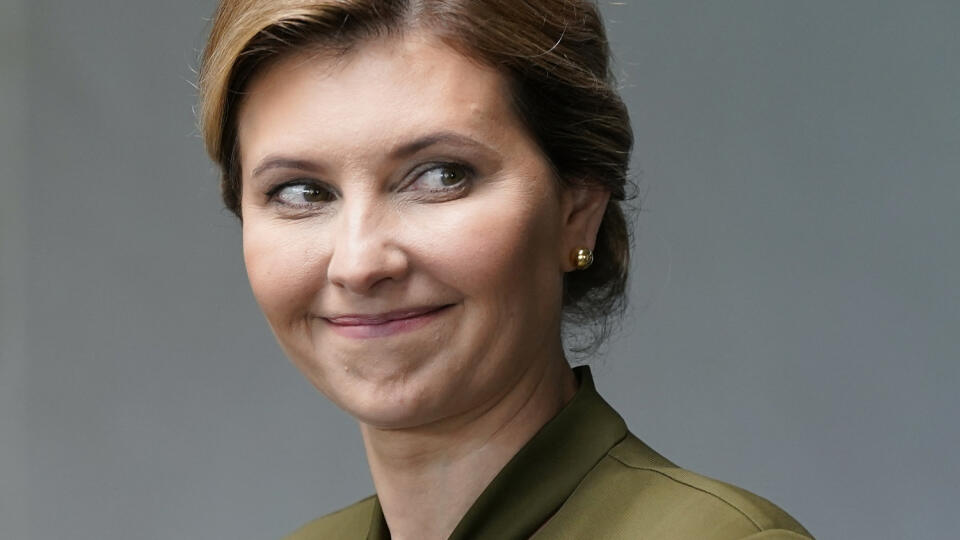 KK23 Washington - Prvá dáma Ukrajiny Olena Zelenská odchádza po stretnutí s americkým ministrom zahraničných vecí Antonym Blinkenom 18. júla 2022 vo Washingtone. FOTO TASR/AP
Olena Zelenska, spouse of Ukrainian's President Volodymyr Zelenskyy, walks out of the State Department, Monday, July 18, 2022 in Washington, after meeting with Secretary of State Antony Blinken in a closed-to-press meeting. (AP Photo/Patrick Semansky)