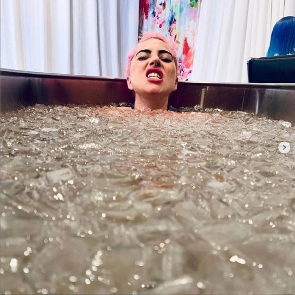 Lady Gaga v ľadovom kúpeli.