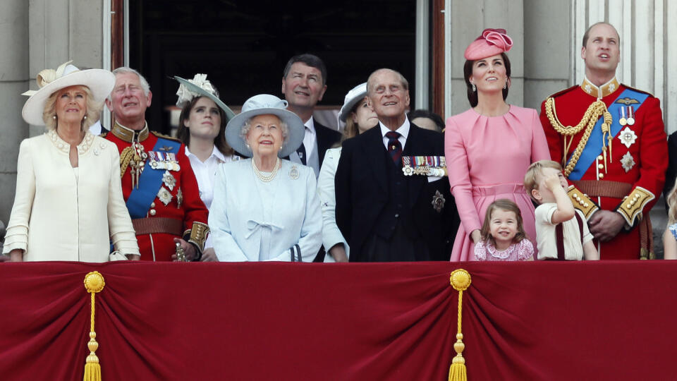 WA 20 Londýn - Členovia kráľovskej rodiny zľava vojvodkyňa z Cornwallu Camilla, jej manžel princ Charles, princezná Eugenia, kráľovná Alžbeta II., v pozadí Timothy Laurence, princezná Beatrice, princ Philip, vojvodkyňa z Cambridgea Kate, princezná Charlotte, princ George a princ William sledujú leteckú šou z balkóna Buckinghamského paláca po tradičnej vojenskej prehliadke na počesť 91. narodenín britskej kráľovnej Alžbety II. v Londýne 17. júna 2017. FOTO TASR /AP
Members of Britain's Royal f