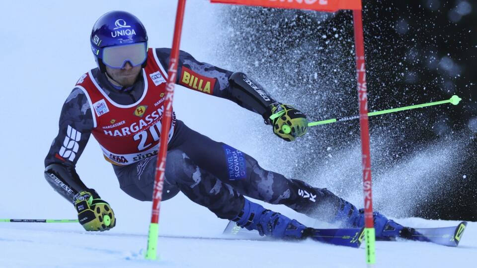 Slovenský lyžiar Adam Žampa na trati počas 1. kola obrovského slalomu mužov Svetového pohára v talianskej Alta Badii.