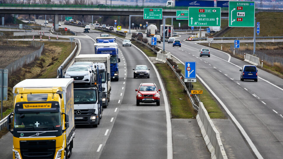 Na snimke system elektronickych dialnicnych znamok pre osobne motorove vozidla na slovenskych dialniciach.