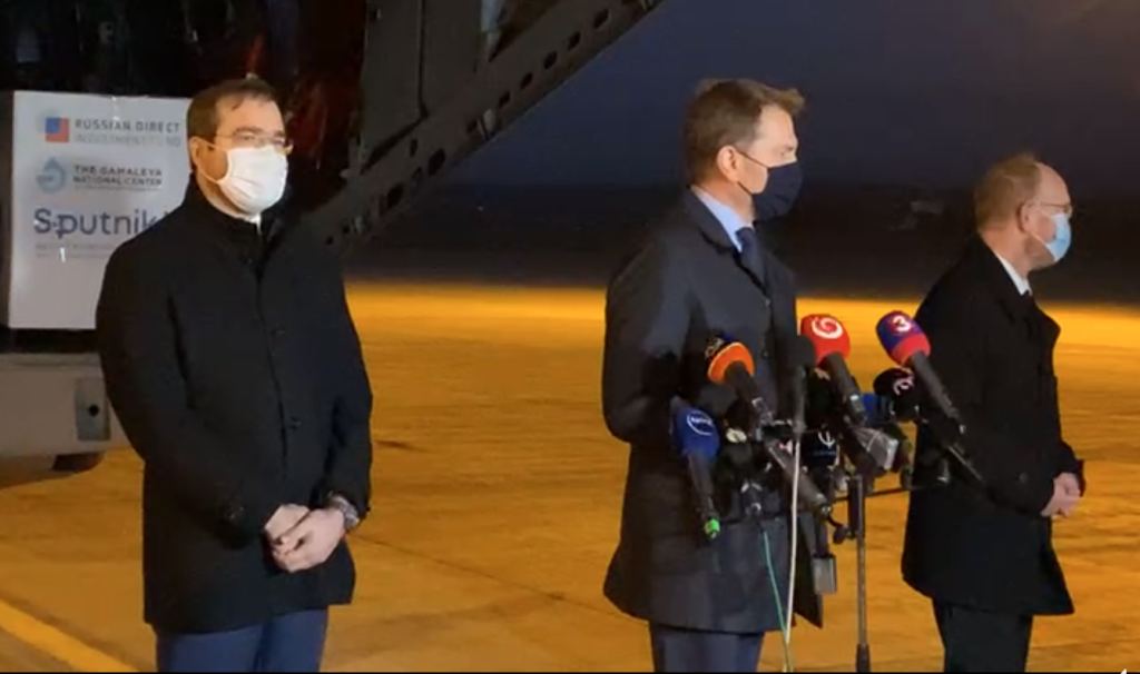 Premiér nevylúčil, že by sa Sputnikom dal sám zaočkovať.
